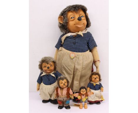 Steiff: A collection of five Steiff hedgehogs - Micki, Mecki and Macki -&nbsp; of different sizes. Two with tags missing, oth
