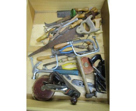A mixed selection of vintage tools to include a Stanley Bailey No 4 woodworking plane 