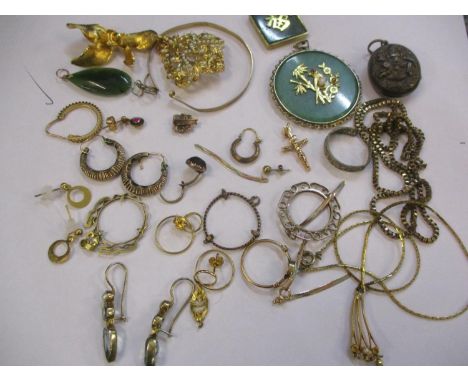 A quantity of gold, yellow metal and gold plated jewellery, together with a silver coloured oriental locket 