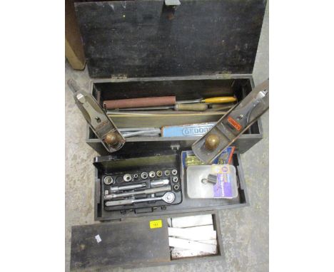 Tools to include a Stanley Bailey No 6 plane, a No 4 plane and a tool box of mixed tools 