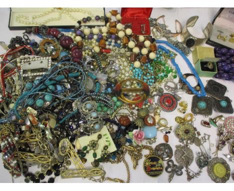 Mixed costume jewellery to include brooches, earrings and other items 