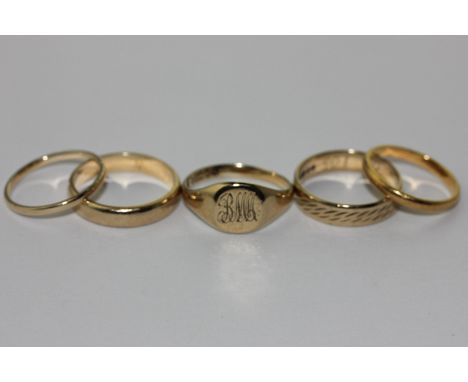 Four 9ct gold rings, 9g; and a 22ct gold wedding ring,  2.1g