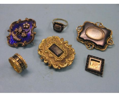 19th century memorial jewellery, including George IV 18ct. gold ring with carved and enamelled detail, London 1827, 7.9 grams