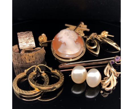 A 9ct STAMPED GOLD CROSS AND CHAIN, A PAIR OF 9ct GOLD BRICK STYLE CLIP ON EARRINGS, A PAIR OF 9ct GOLD HOOPS, THREE FURTHER 