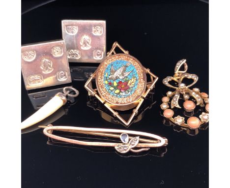 AN ANTIQUE VICTORIAN MICRO MOSAIC AND GOLDSTONE OVAL BROOCH DEPICTING A FLYING DOVE AND FLORAL SCENE HELD IN A YELLOW GOLD BA