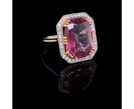 A DIAMOND AND PINK GEMSTONE LARGE COCKTAIL RING, THE CENTRAL PINK GEM/QUARTZ FACET CUT HELD WITH SIX SETS OF THREE YELLOW MET