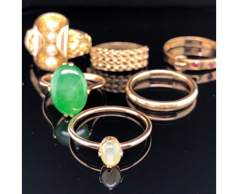 A 9ct GOLD AND PEARL RING, TOGETHER WITH TWO FURTHER 9ct GOLD RINGS, A WEDDING BAND AND A KEEPER RING, AN 18ct GOLD GEMSET BU