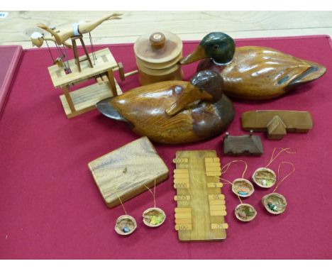 A COLLECTION OF TREEN ITEMS, TO INCLUDE: A PAIR OF DECOY DUCKS, A GAMES MARKER, A COTTAGE AND A BARN, A HOW TO SWIM AUTOMATON