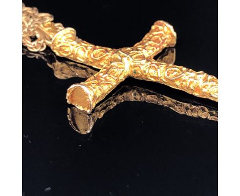 A YELLOW GOLD TEXTURED CROSS SUSPENDED ON A 9ct GOLD PRINCE OF WALES CHAIN TOGETHER WITH A 9ct GOLD CAMEO PORTRAIT BROOCH COM