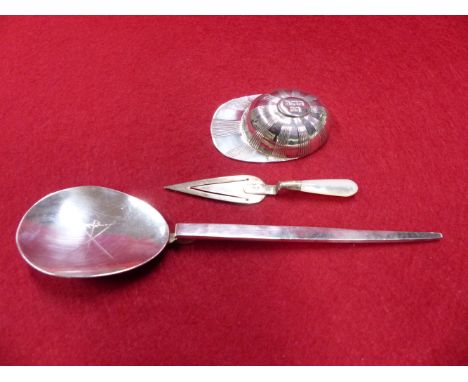 A HALLMARKED SILVER SPOON IN THE 17th C. STYLE  DATED 1994 BIRMINGHAM, FOR ALAN M WEISROSE, TOGETHER WITH A HALLMARKED SILVER
