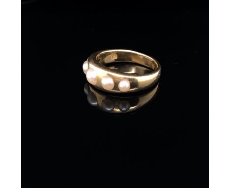 AN 18CT YELLOW GOLD AND PEARL BUMP BAND. SET WITH FIVE GRADUATED CULTURED PEARLS. FINGER SIZE M. STAMPED INSIDE OF SHANK ' 18