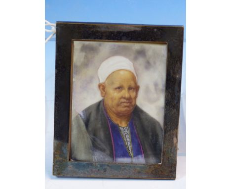 A 19th/20th.C. ANGLO INDIAN MINIATURE PORTRAIT OF AN INDIAN GENTLEMAN, MOUNTED IN A WHITE METAL FRAME. IMAGE 9 x 7cms.