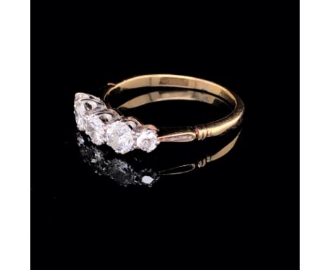 A FIVE STONE GRADUATED DIAMOND RING, IN A WHITE SETTING ON A 15ct YELLOW GOLD UNHALLMARKED SHANK. THE CENTRE DIAMOND MEASURIN