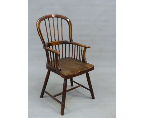 AN ANTIQUE WINDSOR CHAIR WITH FIVE STICK BACK, SADDLE SEAT AND RING TURNED LEGS.