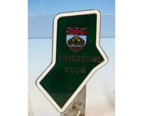 A RARE SILVERSTONE CAR CLUB ENAMEL CAR BADGE, BY MARPLES AND BRASLEY, No. 218, A BRITISH MOTOR RACING MARSHALS CLUB CAR BADGE