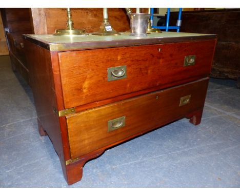 A GREEN LEATHER TOPPED TEAK TWO DRAWER CAMPAIGN CHEST, THE INSET BRASS HANDLES ABOVE BRACKET FEET.&nbsp; &nbsp;W 91 x D 49 x 