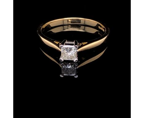 AN 18ct GOLD DIAMOND SINGLE STONE RING. THE PRINCESS CUT DIAMOND WEIGHING APPROX. 0.33ct, IN A WHITE FOUR CLAW SETTING AND YE