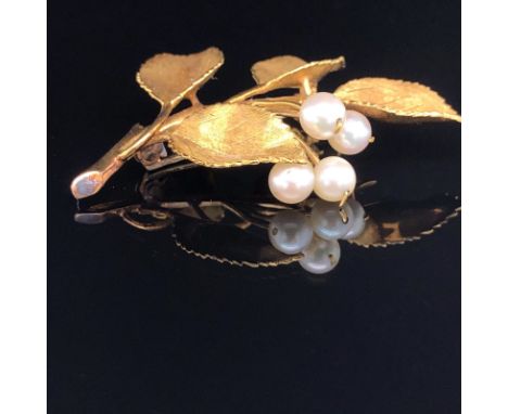 A HALLMARKED 18ct GOLD AND CULTURED PEARL FOLIATE BROOCH. FOUR CULTURED PEARLS NESTLED BETWEEN FOUR 18ct GOLD LEAVES. MEASURE