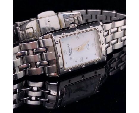 A LADIES RAYMOND WEIL QUARTZ WRIST WATCH, REFERENCE NUMBER 5971. COMPLETE WITH A BI-FOLDING STAINLESS STEEL BRACELET STRAP, A