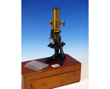 A MAHOGANY CASED BRASS MONOCULAR MICROSCOPE, A FOLD DOWN LENS ABOVE THE BLACKENED STAGE, THE BOX. W 26.5cms.