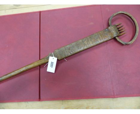 A CARVED FRUIT WOOD DISTAFF HEAD, POSSIBLY 19th C. ANATOLIAN, THE OVAL RING TOP CENTRED BY A COMB ABOVE CROSSED FLAGS AND REC