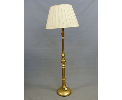 A GILT WOOD STANDARD LAMP, THE COLUMN TURNED AND ON CIRCULAR FOOT. H 150cms.