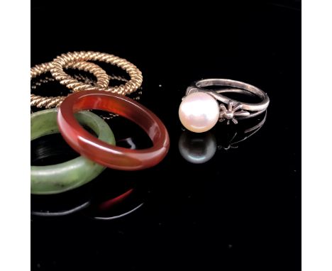 TWO 10ct GOLD UNHALLMARKED WOVEN AND TWISTED RINGS, TOGETHER WITH A SILVER CULTURED PEARL RING, A JADE BAND AND A FURTHER HAR