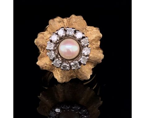 A 14ct GOLD PEARL AND DIAMOND VINTAGE RING. A SINGLE CULTURED PEARL SITS IN THE CENTRE OF A HALO OF TWELVE BRILLIANT CUT DIAM