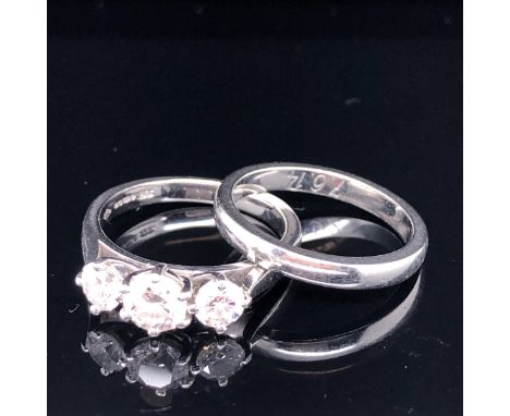 A PLATINUM AND DIAMOND THREE STONE DIAMOND RING SET WITH THREE GRADUATED BRILLIANT CUT DIAMONDS, CENTRE DIAMOND 0.50ct, TWO O