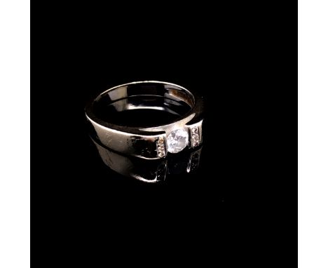 AN UNHALLMARKED 18ct GOLD AND DIAMOND RING. THE CENTRAL DIAMOND APPROX. ESTIMATED WEIGHT 0.28ct, IN A TENSION DIAMOND BAR SET