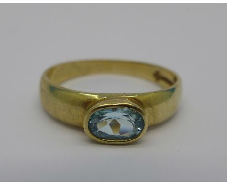 A 9ct gold and aquamarine ring, 1.8g, M