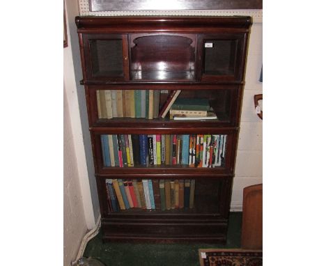 Globe-Wernicke four-shelf sectional bookcase, the top shelf with open compartment to centre and glazed door to other side, th