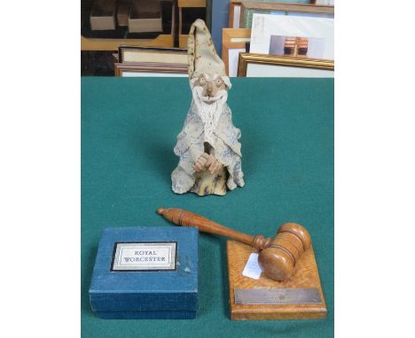 MIXED LOT INCLUDING BOXED ROYAL WORCESTER EGG CODDLERS, STUDIO POTTERY FIGURE AND OAK AUCTIONEER'S GAVEL 