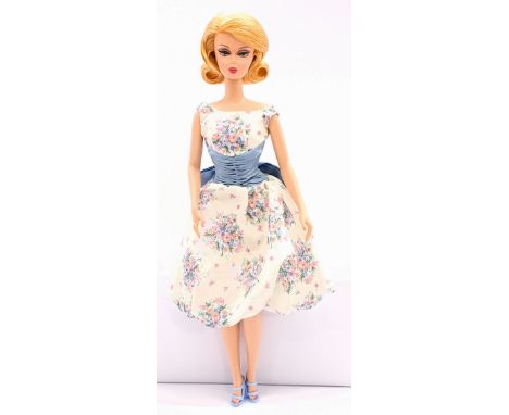 Mattel Silkstone Barbie Mad Men Betty Draper, # R4556, unchecked for completeness or correctness, manufacturing fault to hand