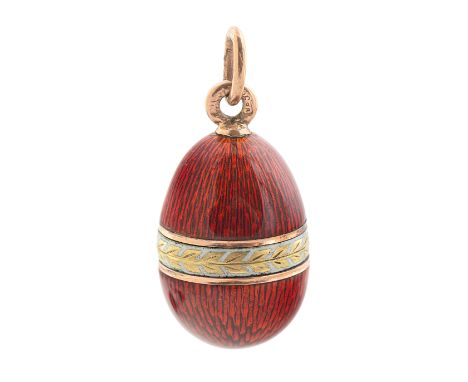 A RUSSIAN GOLD AND GUILLOCHE ENAMEL EGG PENDANT, WORKMASTER HENRIK WINGSTROM, ST. PETERSBURG, 1899-1904the ovoid body enamell