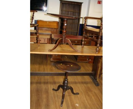 A GEORGIAN OAK TRIPOD TABLE, with turned centre column and 57cm square top with sniped corners and a Georgian dumb waiter bas