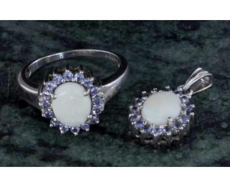 ANHÄNGER UND RINGSilber mit Opalen und Tansaniten. Ringgr. 62.