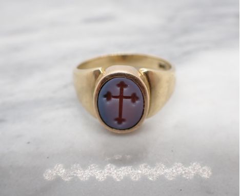 A Seal/Mourning Ring set carnelian carved cross, enclosing lock of hair, stamped 9ct, ring size S 1/2, approx 7.30gms 