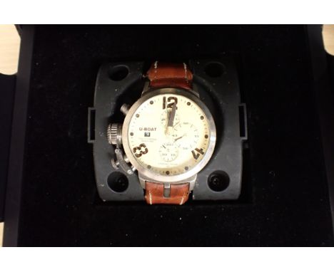 A gentleman's U-Boat Italo Fontana Classico 48 Chronometer the beige dial with arabic numerals at 4, 8 and 12, remainder dot 