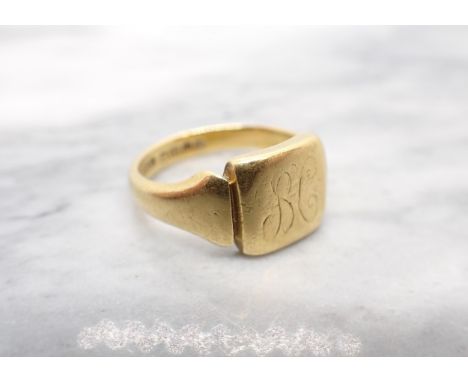 An 18ct gold Signet Ring engraved monogram, ring size S, approx 10gms 
