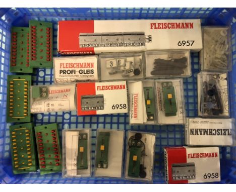 Assorted Fleischmann switches 