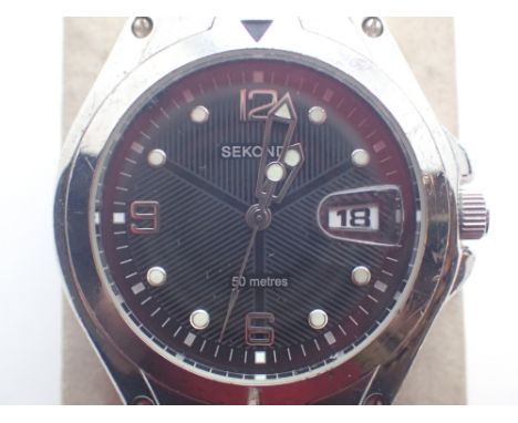 Gents Sekonda calendar wristwatch CONDITION REPORT: This item is working at lotting.