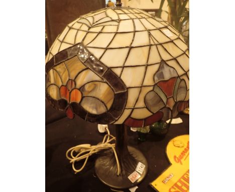 Tiffany style lamp H: 56 cm D: 43 cm