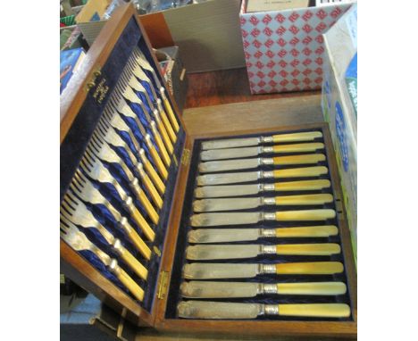 Mahogany cased Walker and Hall fish knife and fork set.