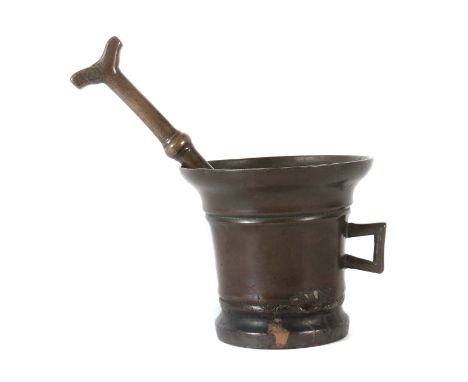 Einhenkliger Mörserwohl Deutschland, 16./17. Jh., Bronze dunkel patiniert, gegliederter, sich erweiternder Korpus über rundem