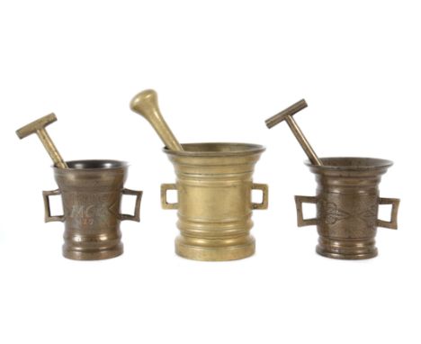 3 Mörser18./19. Jh., Bronze, in Dekor und Größe variierende Korpusse mit ausgestellter Wandungsmündung, je mit Pistill, 1x mo