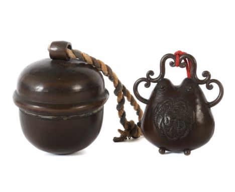 2 Schellenu.a. China, wohl 19. Jh., Bronze, 1 bauchiges Gefäß mit schmalen, volutenförmigen Bügelstegen, Vorder- und Rückseit