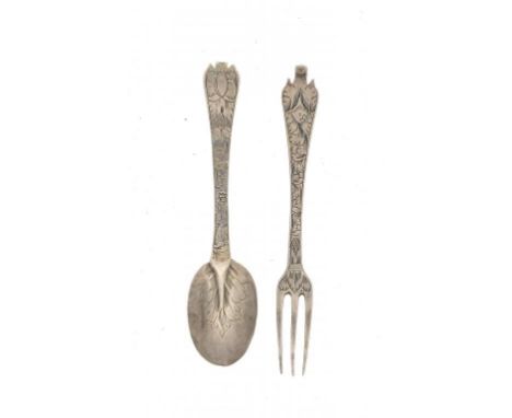 A GEORGE I ENGRAVED SILVER TREFID SPOON AND FORK FROM A TRAVELLING SET  10cm l, by Jean Harache, maker's mark only [Grimwade 