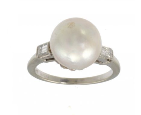 A FINE CULTURED PEARL RING WITH BAGUETTE DIAMOND SHOULDERS in white gold, marked  14K, hallmarked (as 9ct), 2015, size K, 4.8