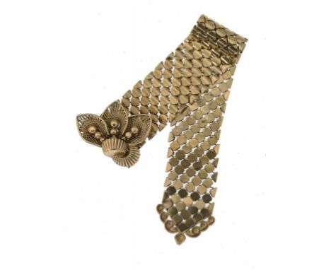 A STYLISH GOLD MID CENTURY SCALE LINK STRAP BRACELET  with stylised flower clasp, London 1957, 99.5g ++An impressive bracelet